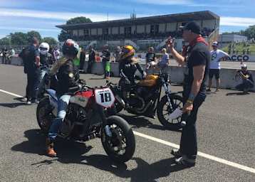 Vor dem Start zum ersten Durchgang gegen Mai Lin Senf auf einer modifizierten Yamaha XV 950