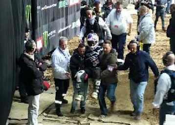 James Stewart wird in Lille aus der Halle getragen