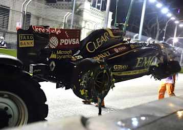 Totalschaden: Pastor Maldonados Lotus nach dem Mauerkuss