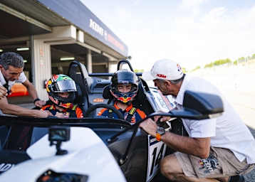 Pedro Acosta und Brad Binder erhielten vor der Fahrt wertvolle Anweisungen von Heinz Kinigadner