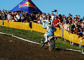 Grossartige Stimmung: Die Fans feuern Dennis Ullrich auf dem Weg zum Titel an