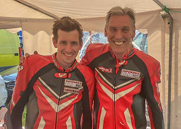 Peter Schröder (r.) ist in Schleiz mit Manuel Hirschi (l.) am Start.