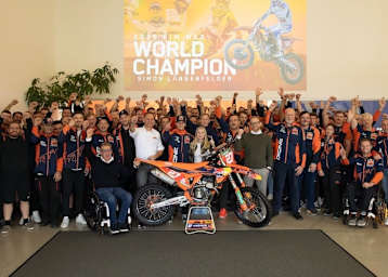 In der KTM Motohall gab es zu Ehren von Simon Längenfelder eine große Party