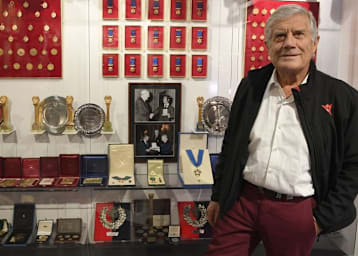 MotoGP-Legende Giacomo Agostini mit einem Teil seiner Schätze