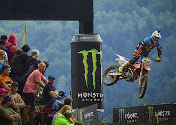 Trotz einer Handverletzung gewann Antonio Cairoli in Loket das Qualifikationsrennen