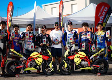 Die indonesischen Nachwuchsfahrer mit Franco Morbidelli, Andrea Migno und Matteo Gabbarini