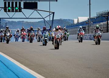 Yamaha-Parade auf dem Circuit Paul Ricard mit Sarron #2, Agostini #1 und Cecotto #4