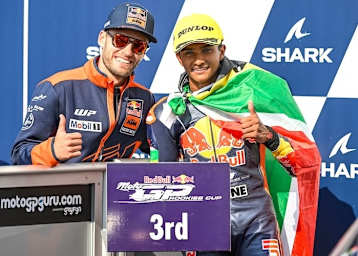 Aufsteiger Ruche Moodley mit Idol und Landsmann Brad Binder