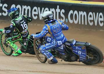 In der Polnischen Meisterschaft liegt Patryk Dudek vor Bartosz Zmarzlik