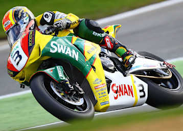 Stuart Easton gewann den ersten Lauf in Oulton Park