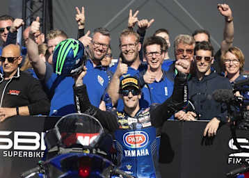 Jubel bei Stefani Manzi und Ten Kate Yamaha