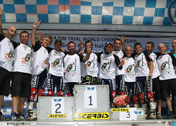 Toni Bou (Vierter von links) feiert den Titelgewinn