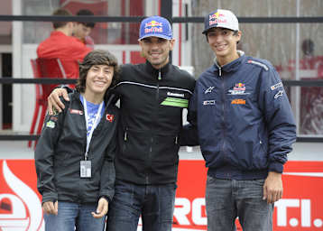 Kenan Sofuoglu (Mitte) mit seinem Schützling Toprak Razgatlioglu