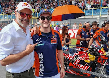 Heinz Kinigadner mit Jeffrey Herlings in der Startaufstellung in Assen