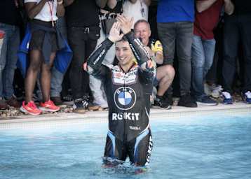 Toprak Razgatlioglu feierte seine drei Siege in Portimao mit einem Bad