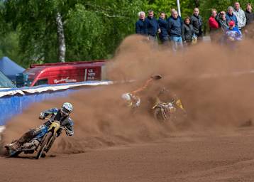 Dirk Fabriek stürzt schwer hinter Bernd Diener 