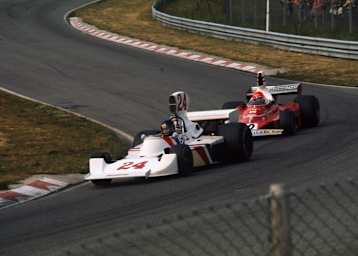 Zandvoort 1975: James Hunt im Hesketh vor Niki Lauda im Ferrari