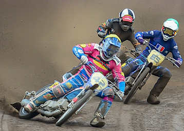 Jordan Dubernard (85) im Kampf mit Mario Niedermeier und Stephan Katt 