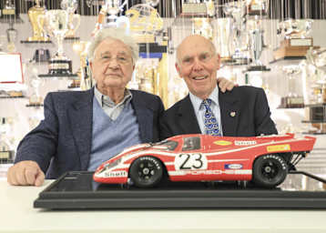 Hans Herrmann (li.) mit Richard Attwood und einem Modell des Porsche 917