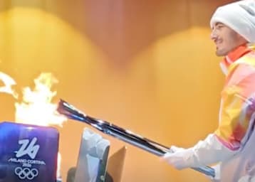 Pecco Bagnaia mit dem Olympischen Feuer in Turin