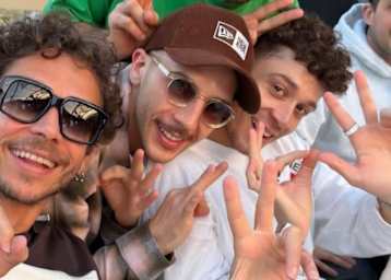 Andrea Migno (mitte) mit Valentino Rossi und Marco Bezzecchi