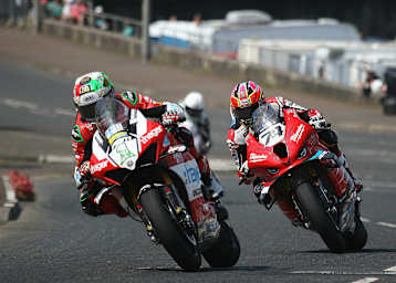 Glenn Irwin vor Davey Todd