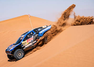 Carlos Sainz hat im Ford Raptor die Führung übernommen