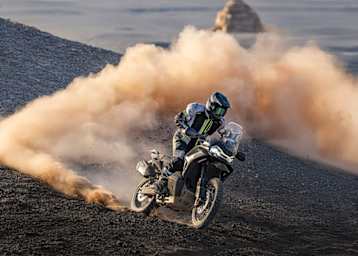 Die CF Moto 1000 MT-X wirbelt Staub auf – auch im übertragenen Sinne 