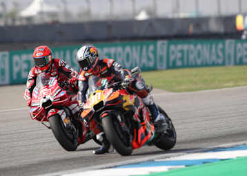 Attacke: Marc Marquez presst sich an Pedro Acosta vorbei