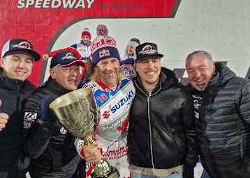 Sieger Franz Zorn mit großem Pokal