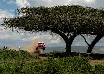 Toyota-Pilot Oliver Solberg führt die Safari-Rallye Kenia an