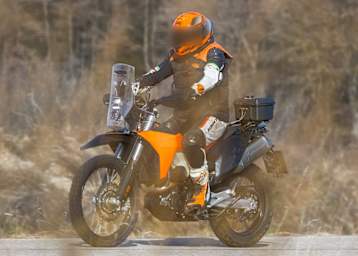 Am Fahrer-Schienbein erkennbar ist der größere Tank der KTM 690 Rally