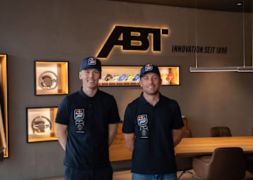 Luca Engstler und Marco Mapelli in Red Bull-Farben in der DTM