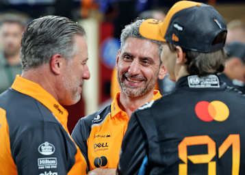 McLaren-Teamchef Andrea Stella (Mitte) mit CEO Zak Brown und Oscar Piastri