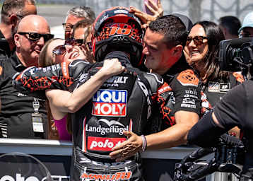 Jubel bei dem führenden Moto2-Team Intact GP um Jürgen Lingg