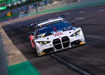 Die Holzem-Zwillinge gewinnen das erste Rennen des ADAC GT Masters