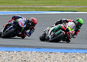 Cal Crutchlow vor Yamaha-Tester Augusto Fernandez