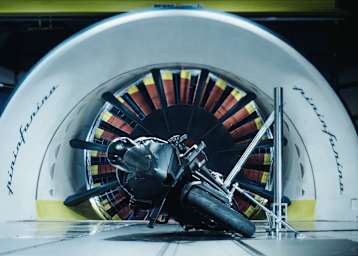 Ein Prototyp der CFMoto V4 SR-RR bei Aerodynamiktests im Windkanal