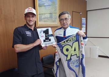 Ken Roczen mit Suzuki-Präsident Toshihiro Suzuki