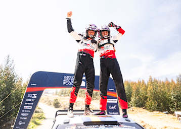 Freuen sich über zweiten Saisonsieg: Oliver Solberg und Elliott Edmondson