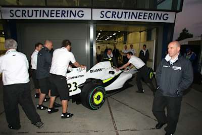 Wenn es Abend wird in Melbourne: Brawn muss zur Kontrolle.