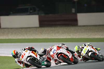 Auch in der Startaufstellung ist Elias(24) hinter De Angelis(15)