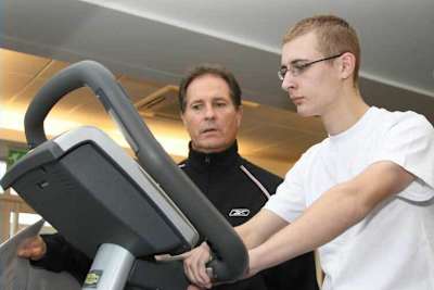 Dean Miller (l) gilt in der Szene als Fitness-Papst