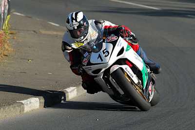 Michael Dunlop stürmt zum Sieg im Supersport-Rennen