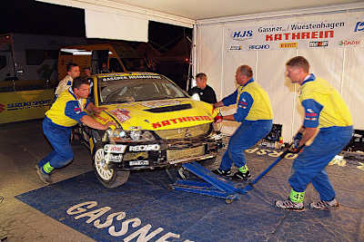 Der etwas lädierte Mitsubishi von Gaßner im Service