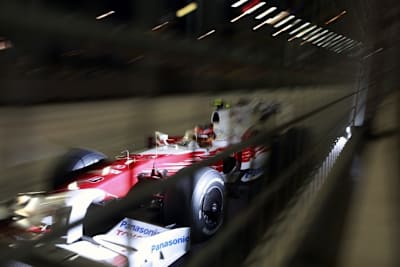 Glock pfeilt durch Singapurs Strassenkanal