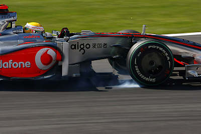 hamilton-reitet-Silberpfeil-spa09