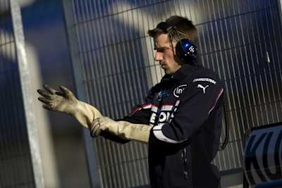 Auch die Mechaniker schützen sich.