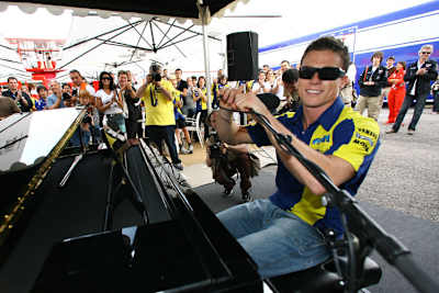 James Toseland gab mehrfach Kostproben seines Könnens ab