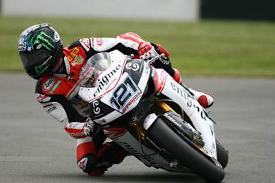 Im Freien Training vor seinem Teamkollegen Leon Haslam